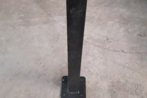 Poteau carré 60/60 soudé sur platine Kopal