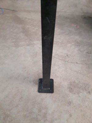 Poteau carré 60/60 soudé sur platine Kopal