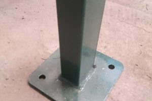 Poteau rectangulaire 60/40/2 soudé sur platine KOPAL