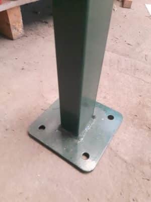 Poteau rectangulaire 60/40/2 soudé sur platine KOPAL