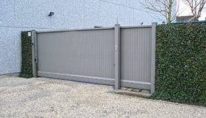 Porte coulissante autoportante type "Aluette" - remplissage par lamelles (opaque) - automatisée