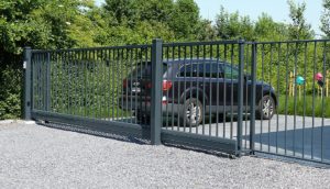 Porte coulissante autoportante type "Aluette" - à barreaux ronds - automatisée