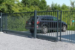 Porte coulissante autoportante type "Aluette" - à barreaux ronds - automatisée