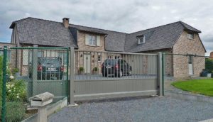 Porte coulissante autoportante type "Aluette" - combi lamelles/barreaux - automatisée