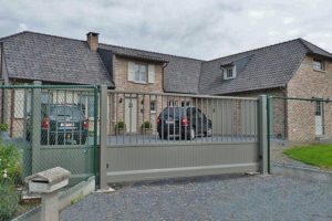 Porte coulissante autoportante type "Aluette" - combi lamelles/barreaux - automatisée