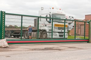 Porte coulissante autoportante type "Pretorian" - remplissage panofor 8/6/8 - automatisée
