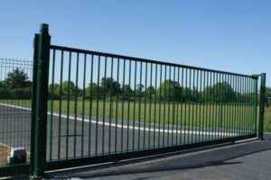 Porte coulissante sur rail type "ROBUSTA PLUS" - motorisée - Betafence
