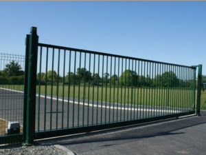 Porte coulissante sur rail type "ROBUSTA PLUS" - motorisée - Betafence