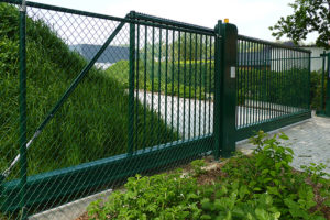 Porte coulissante autoportante type "TERMINUS" - à barreaux ronds - automatisée