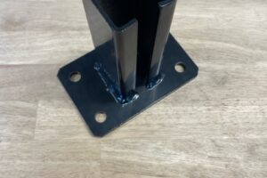 Platine métallique pour poteau carré 60/60