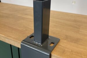 Platine équerre en "L" (10cm) pour poteaux 60/40 ou 60/60